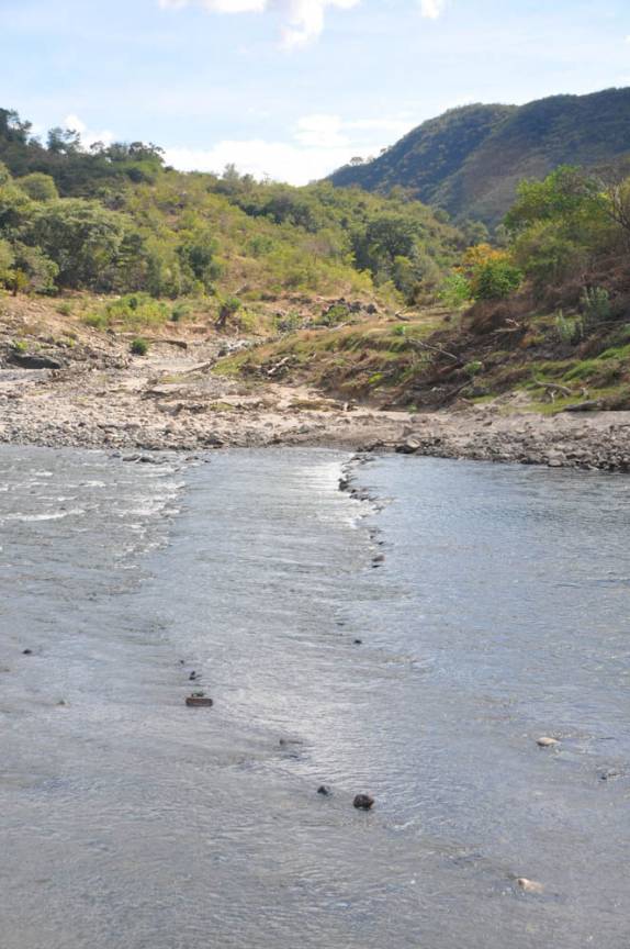 Aqui é possível perceber a estrada pelo rio no caminho para Cobán, na Guatemala
